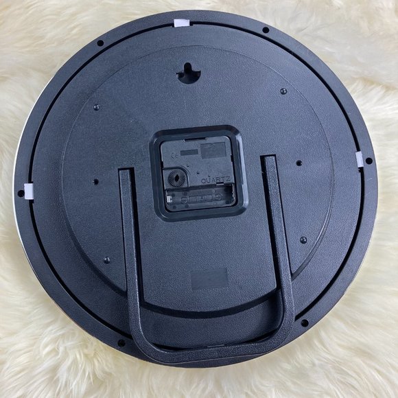 Duck Dynasty 12" Chrome Wall Clock with Box - Picture 7 of 9